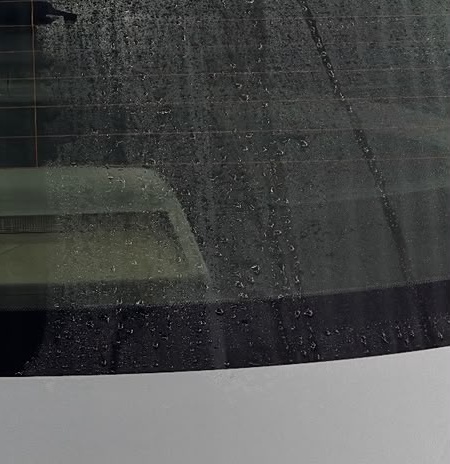 Vidro do carro com manchas de chuva ácida antes do tratamento