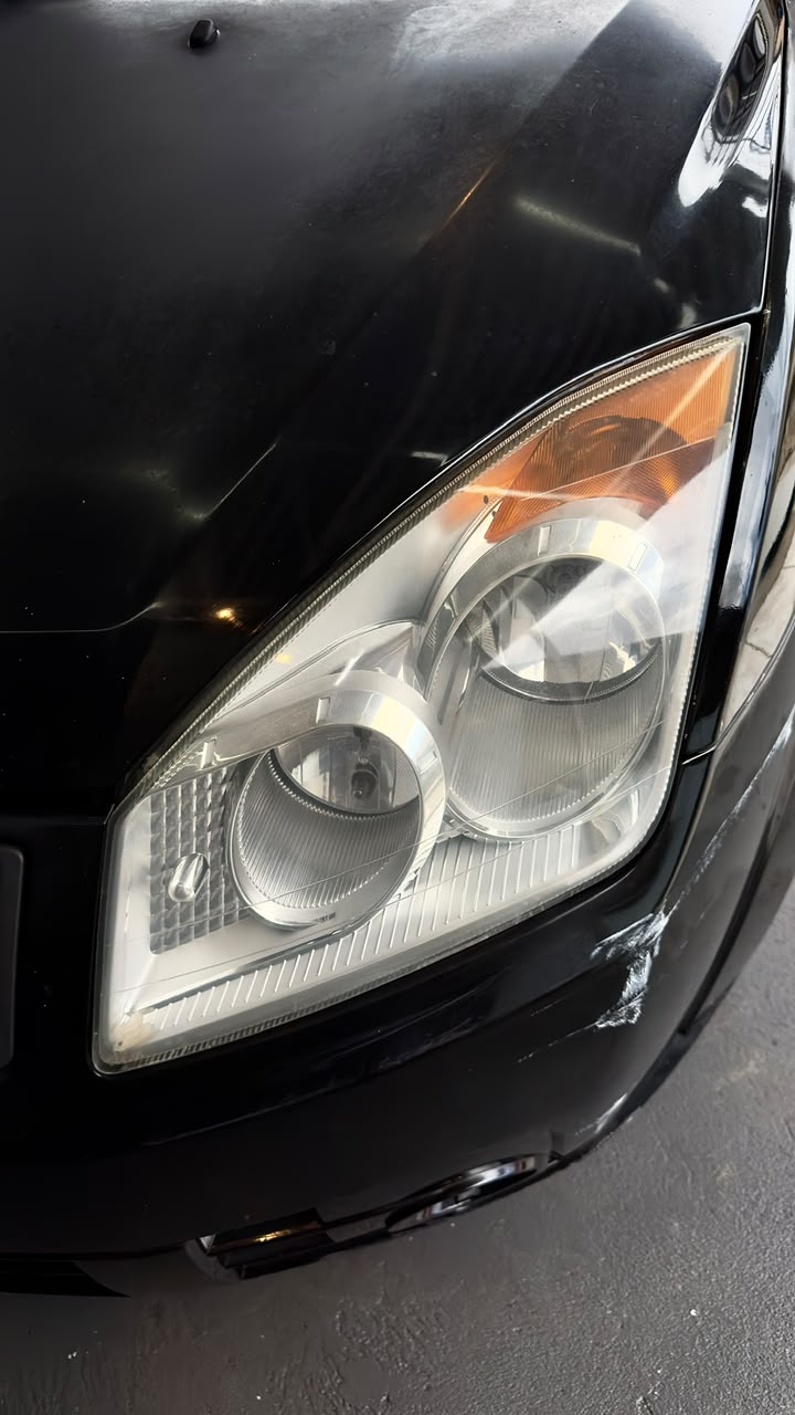 Farol de carro cristalino e transparente após a revitalização