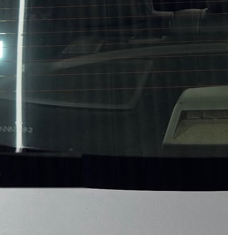 Vidro do carro limpo e sem manchas após remoção da chuva ácida