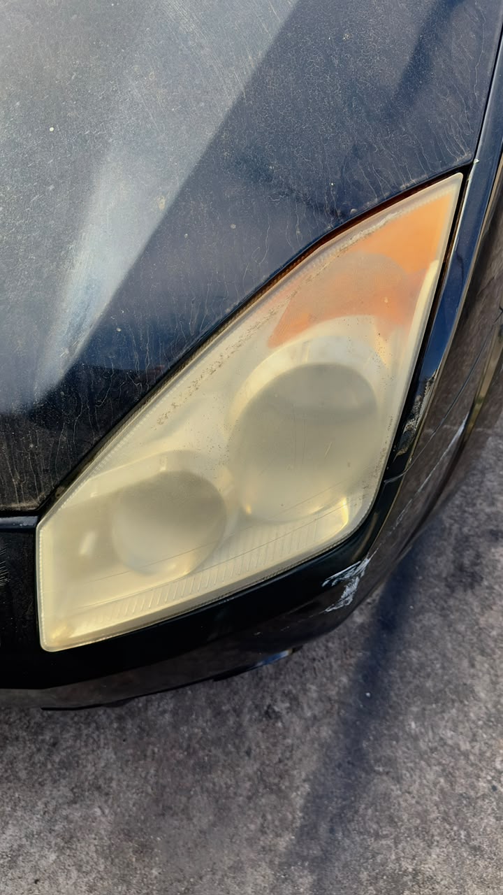 Farol de carro oxidado e amarelado antes da revitalização