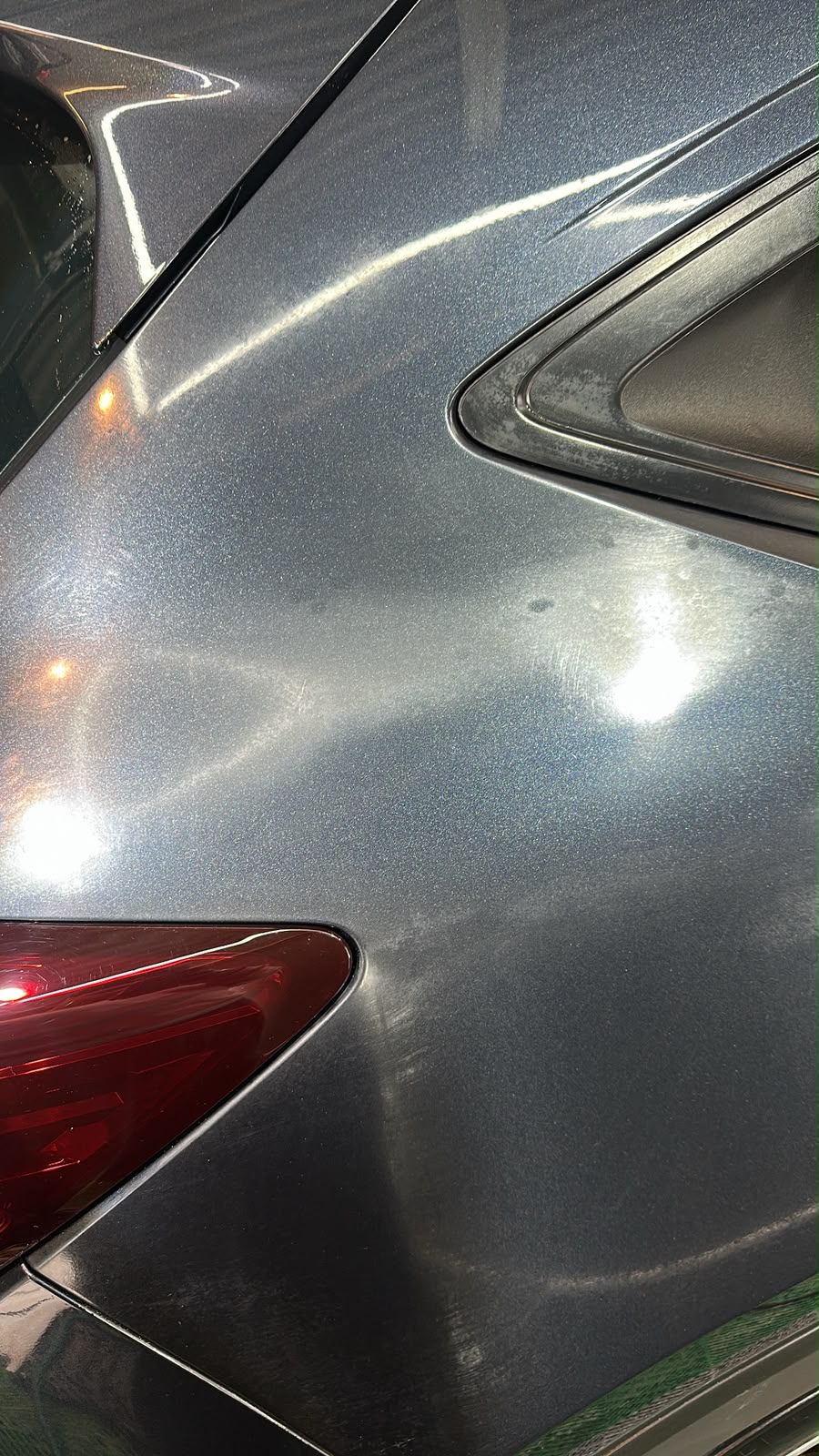 Capô de carro preto com marcas de uso antes do polimento